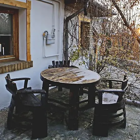Folk In Old Town Apartment